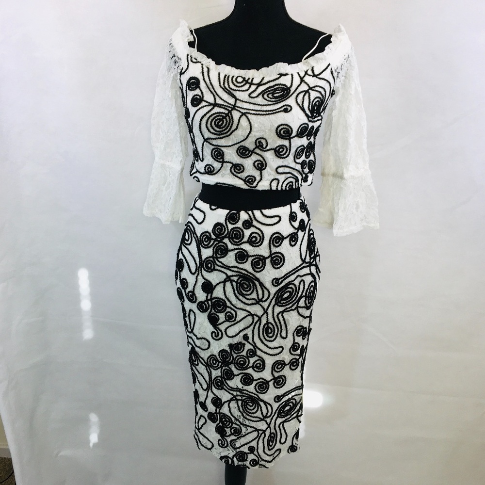 ENTRY white lace black swirl design SKIRT SET MED